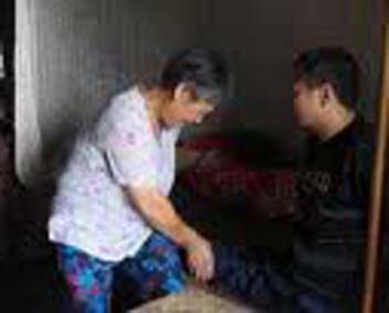 infounikz2.blogspot.com - Kisah Istri Penggendong Suami Seumur Hidup